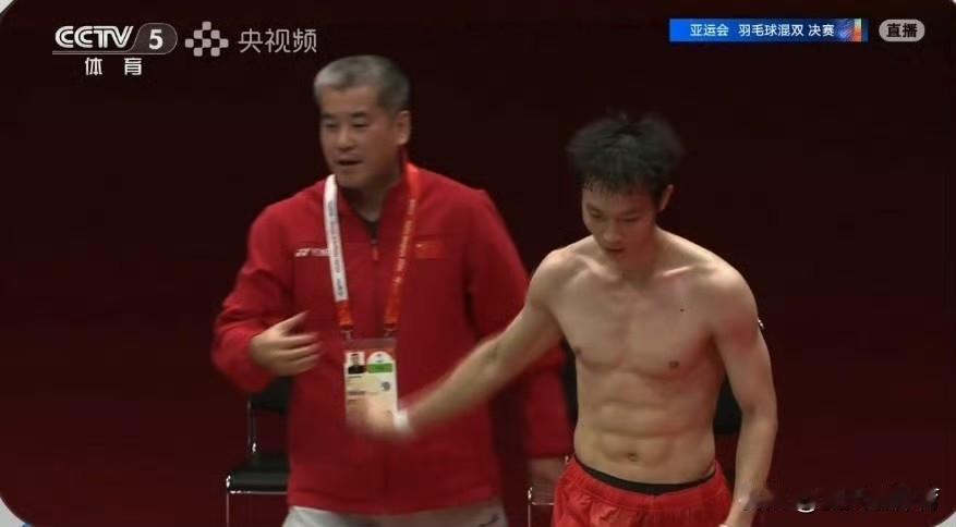 蒋振邦激动到脱衣服庆祝，8块腹肌也是让球迷们大饱眼福，后背上也是贴满了肌贴！这次