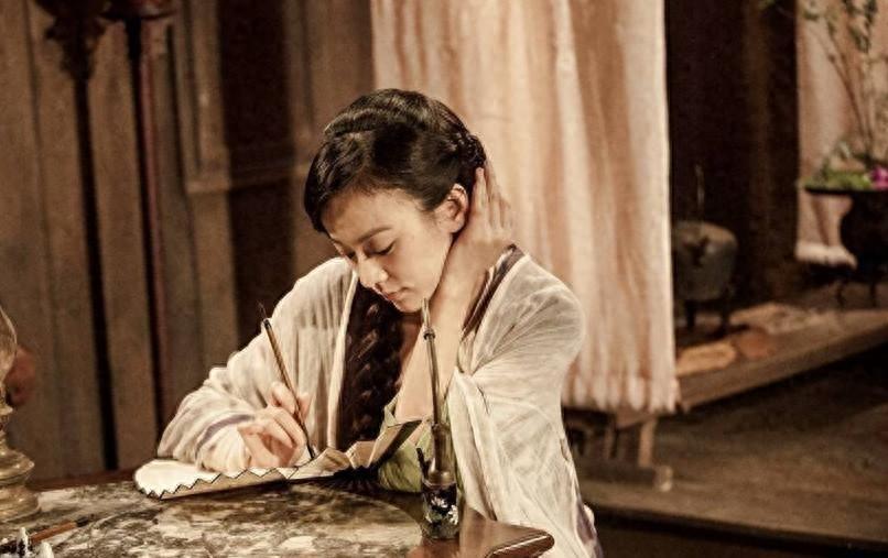 古代青楼，男子与女子吟诗作对、听曲观舞，表面上看，是艺术交流，实际却仍在沿用“女