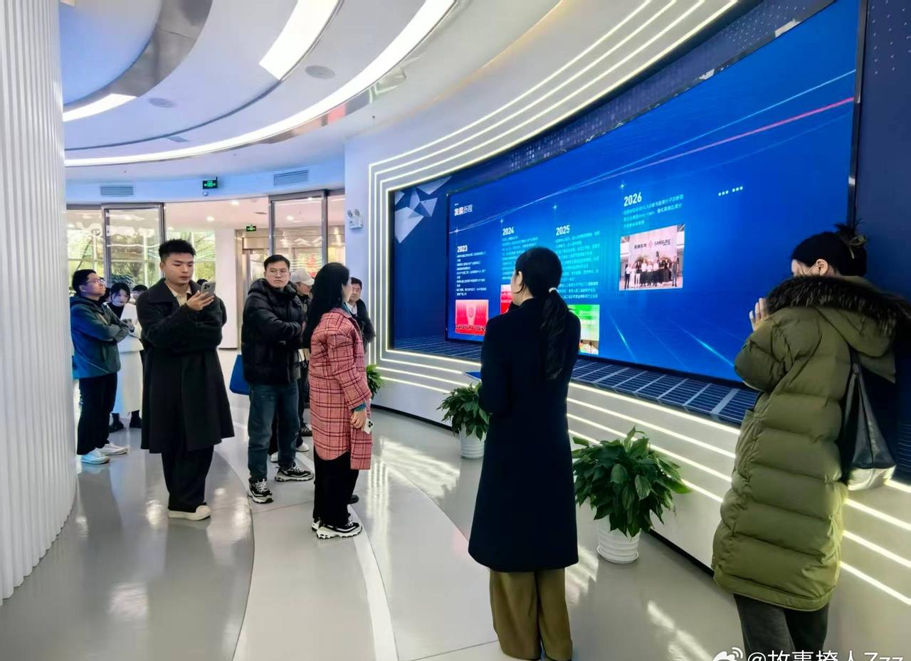 用真实打动人心，用美好传递价值，让更多人看见湘江新区，长沙媒好新区一麓生花。