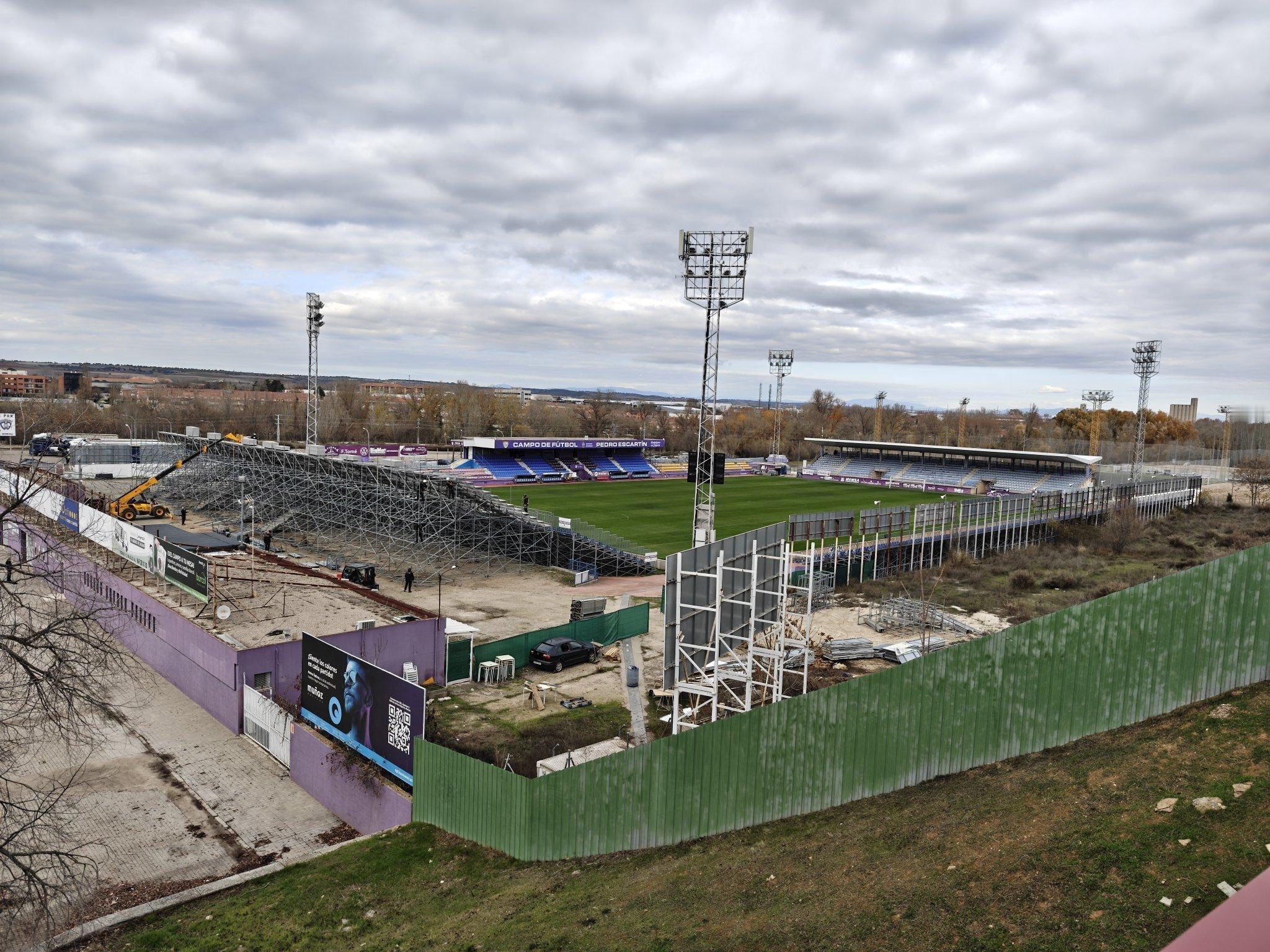 🏟️为了迎接瓜达拉哈拉对阵巴塞罗那的国王杯比赛，佩德罗·埃斯卡廷体育场安装了一