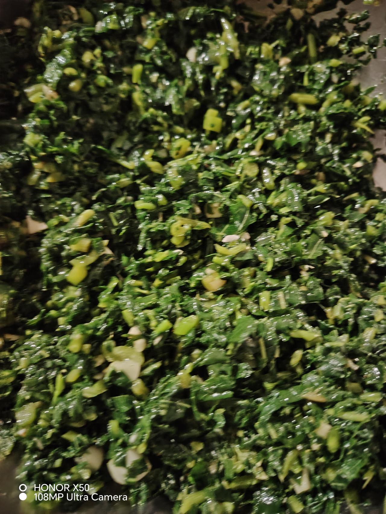 夏日生活打卡季今天从地里采回来的野菜，到家摘了摘，放到开水里焯了焯，用凉水冲了几
