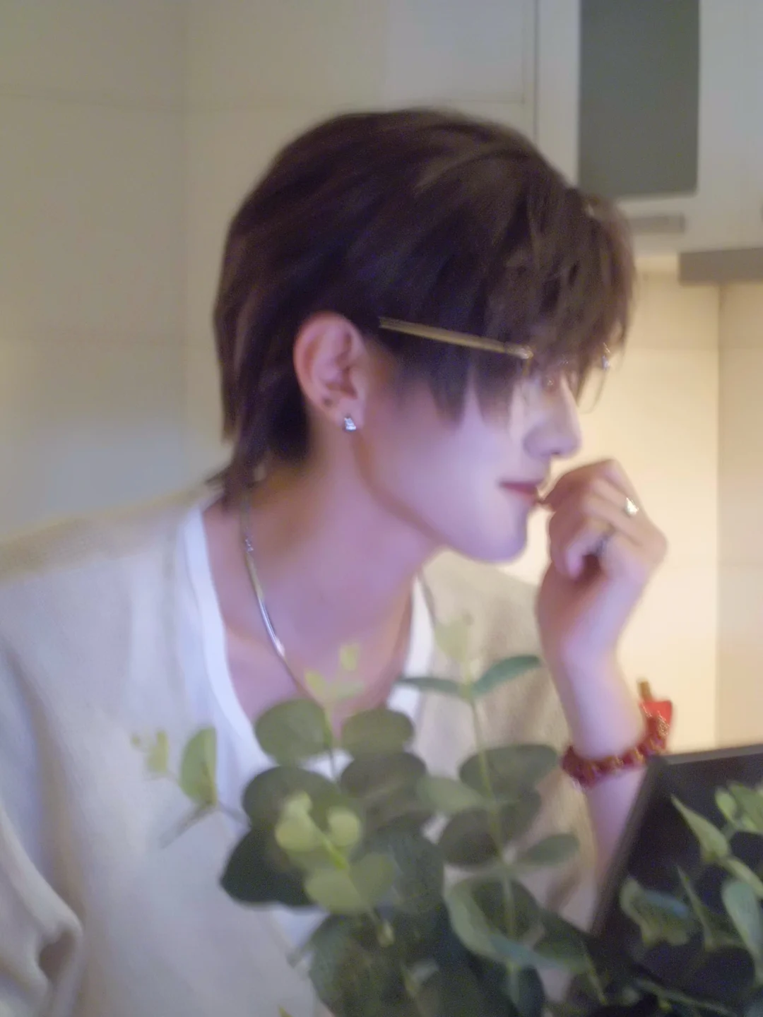 你把月色印在我唇间 呢喃留在耳边