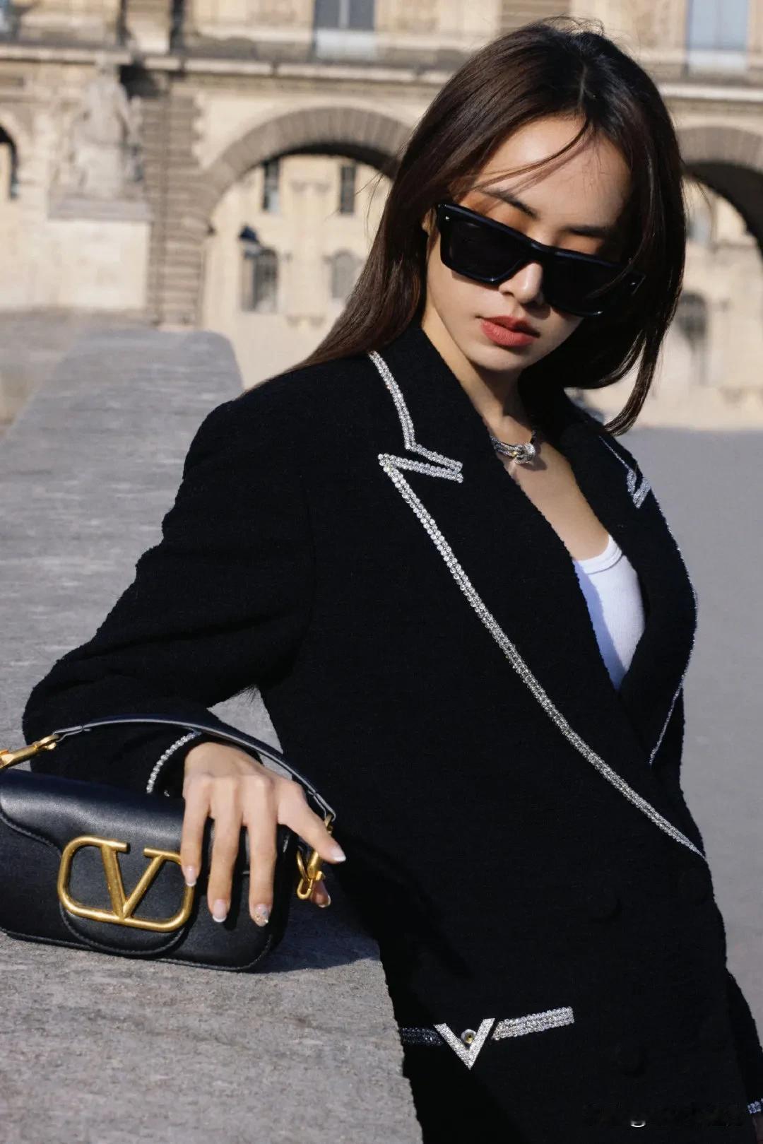 蔡依林巴黎新街拍，Valentino 造型，气场女王，又美又飒。 #蔡依林#
