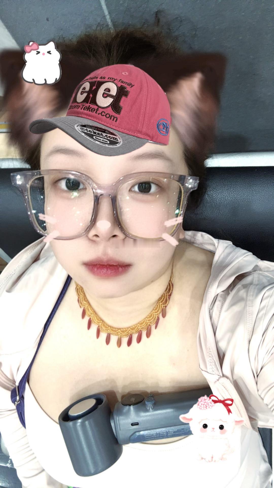 给老娘热的，挂脖风扇没戴，手也不想持，放胸上正好