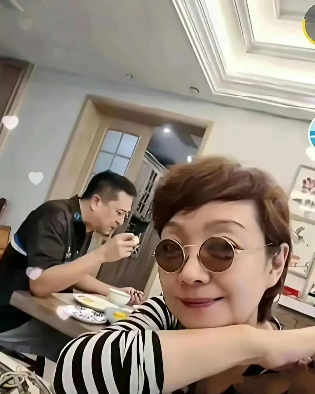 王海燕与张嘉译是一对模范夫妻，当年是很多人羡慕的对象。如今也是劳燕双飞。
再恩爱