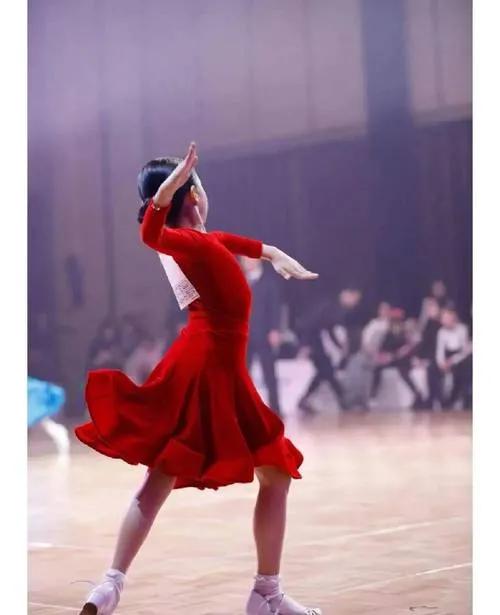 孙俪女儿拉丁舞夺冠后被男老师亲脸引热议

11岁小花在国际赛事夺冠后，男老师激动