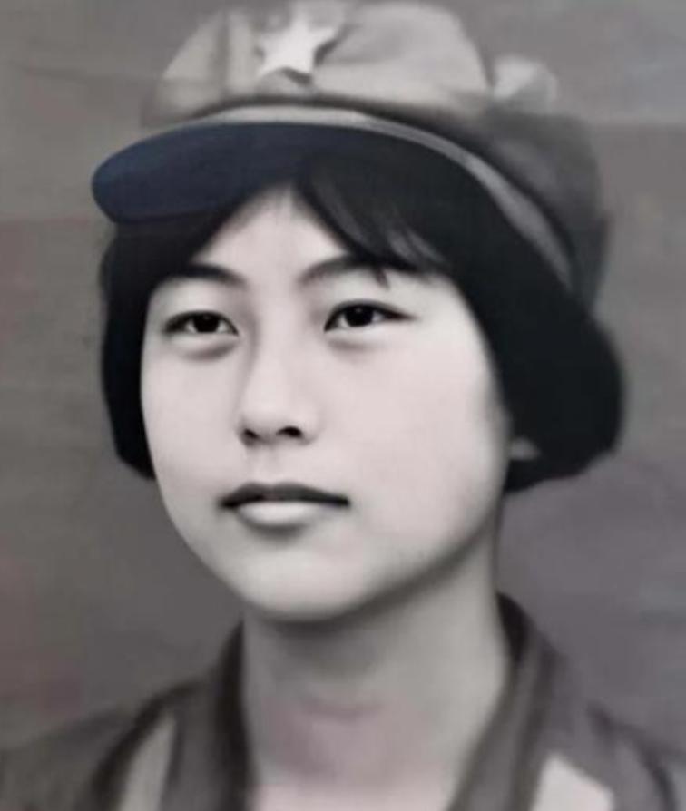 1982年，一女飞行员驾驶运输机从张家口机场起飞，当飞机爬到700米高空时，一架