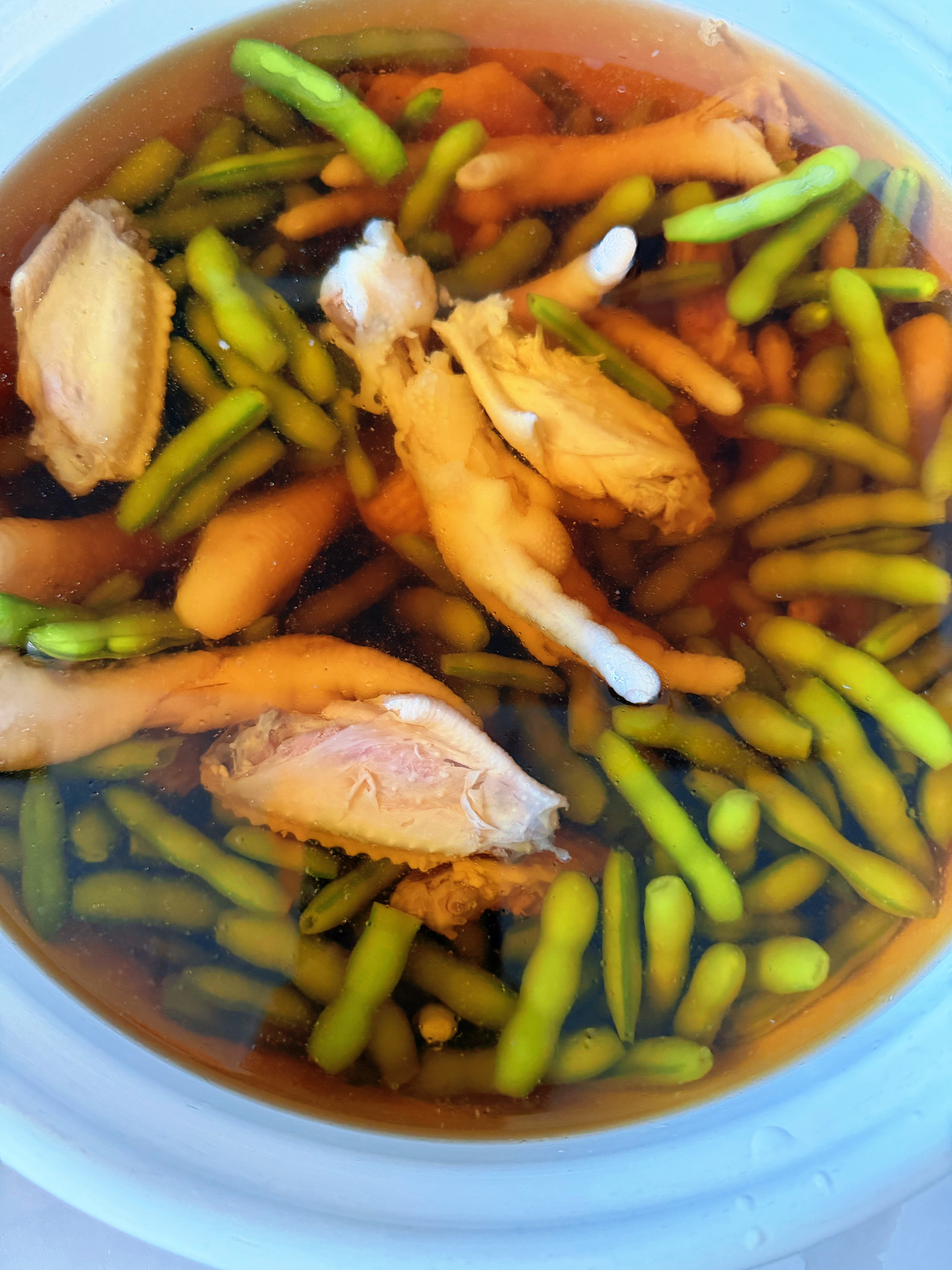 早上打蔬果昔，做拉伸和冥想，烧了一个夏日三鲜：丝瓜茭白毛豆虾，饭后一边伺候泡菜大