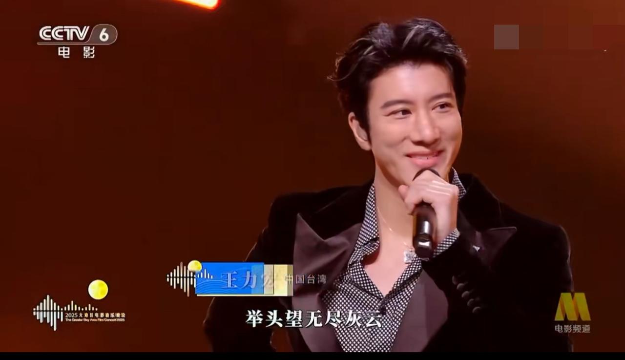 王力宏《落叶归根》竟然抢拍了！
哈哈哈，果然验证了这是真唱。
他第一句“举头”一