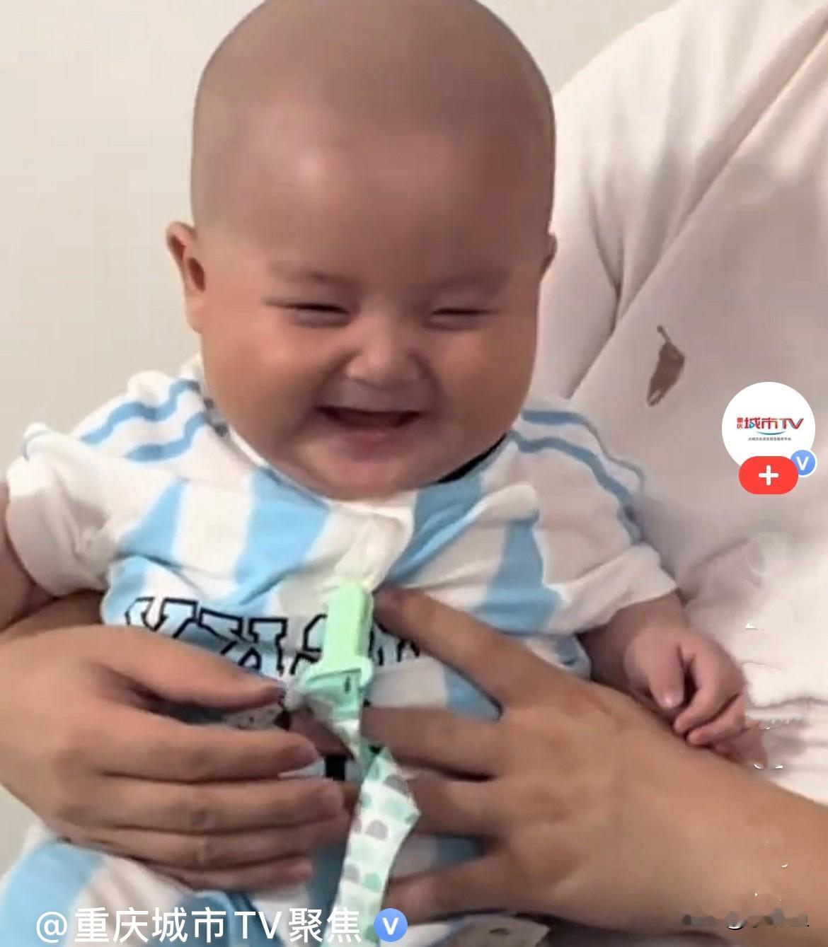 近日，广东一位超温柔的宝爸，陪娃的方式简单又暖心：就拿一把尺子压住一张纸，一点点