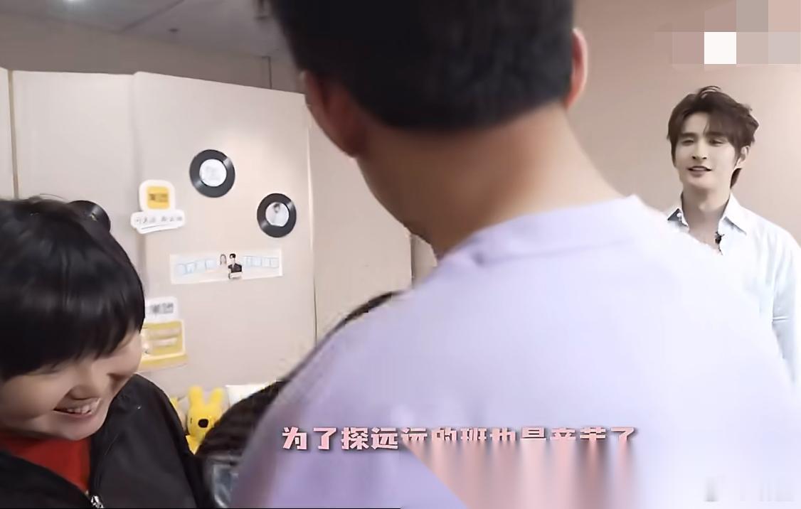 《歌手》后台的兄弟情也太甜了！苏醒主持人就位前去探班张远，哥俩一见面，聊的竟然是