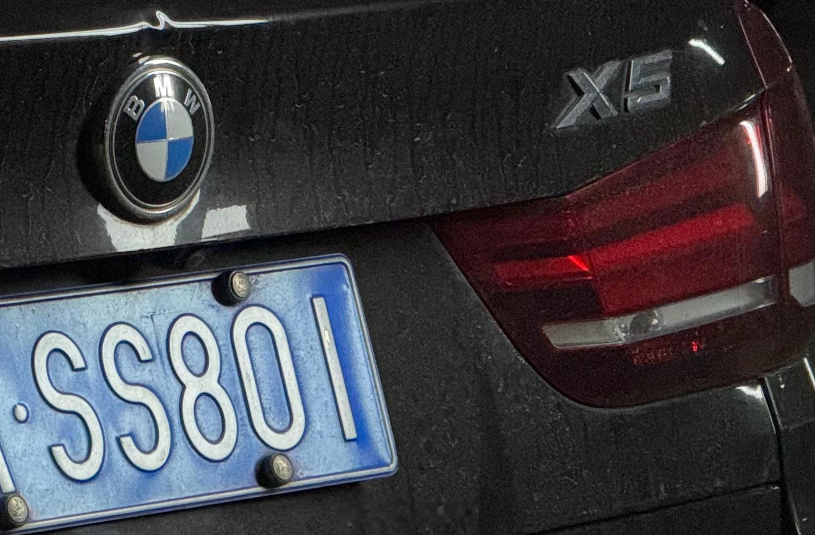 明明是在停车场里，却仿佛看到了一台火车头合理怀疑车主是一位热爱韶山8（SS8）机