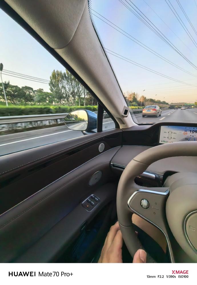 一台车
洗的干干净净，一尘不染
开起来的感觉会完全不一样
大家有同感吗？[憨笑]
