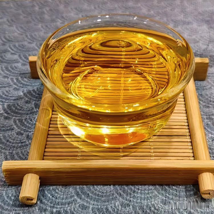 《茶道天成·雁儿落带过得胜令体》
炭炉火，沸水狂，新芽颤，意难当。世人多爱色鲜鲜