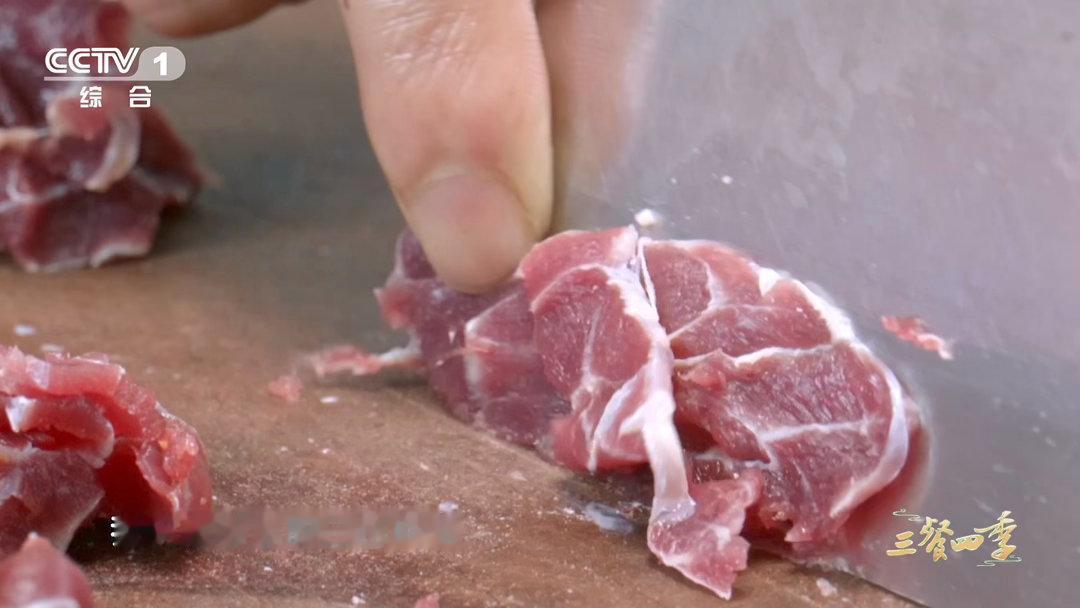原来这么多年牛肉都切错了三餐四季 看了玉林炒牛料的刀法我才发现，这么多年牛肉一直