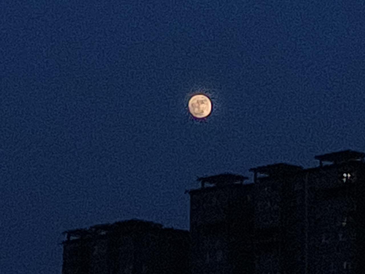 晒图笔记大赛今晚的月亮有点朦胧