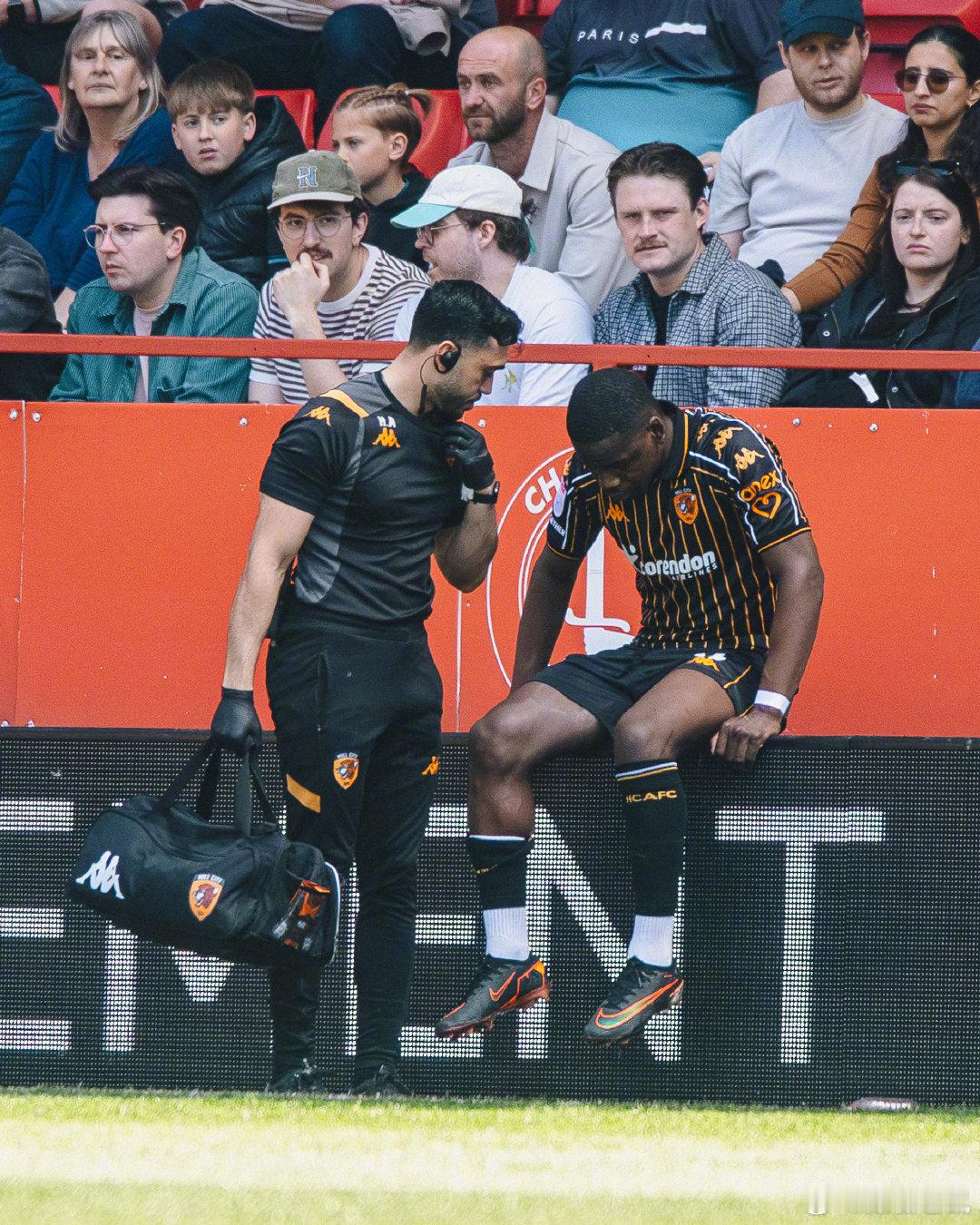 【太倒霉了】24岁的赫尔城中场马塔佐（Eliot Matazo）去年2月遭遇左膝