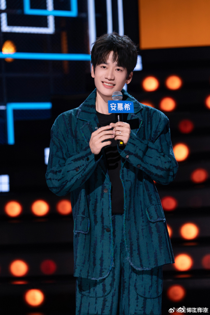 庞博太敢说了今夜喜友秀庞博真的太懂追剧人了，说有些剧破案五分钟恋爱两小时，案件全