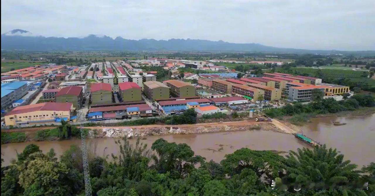 缅甸K K园区诈骗如此猖狂，泰国到缅甸一河之隔，像这样的边境地区，检查站如同虚设