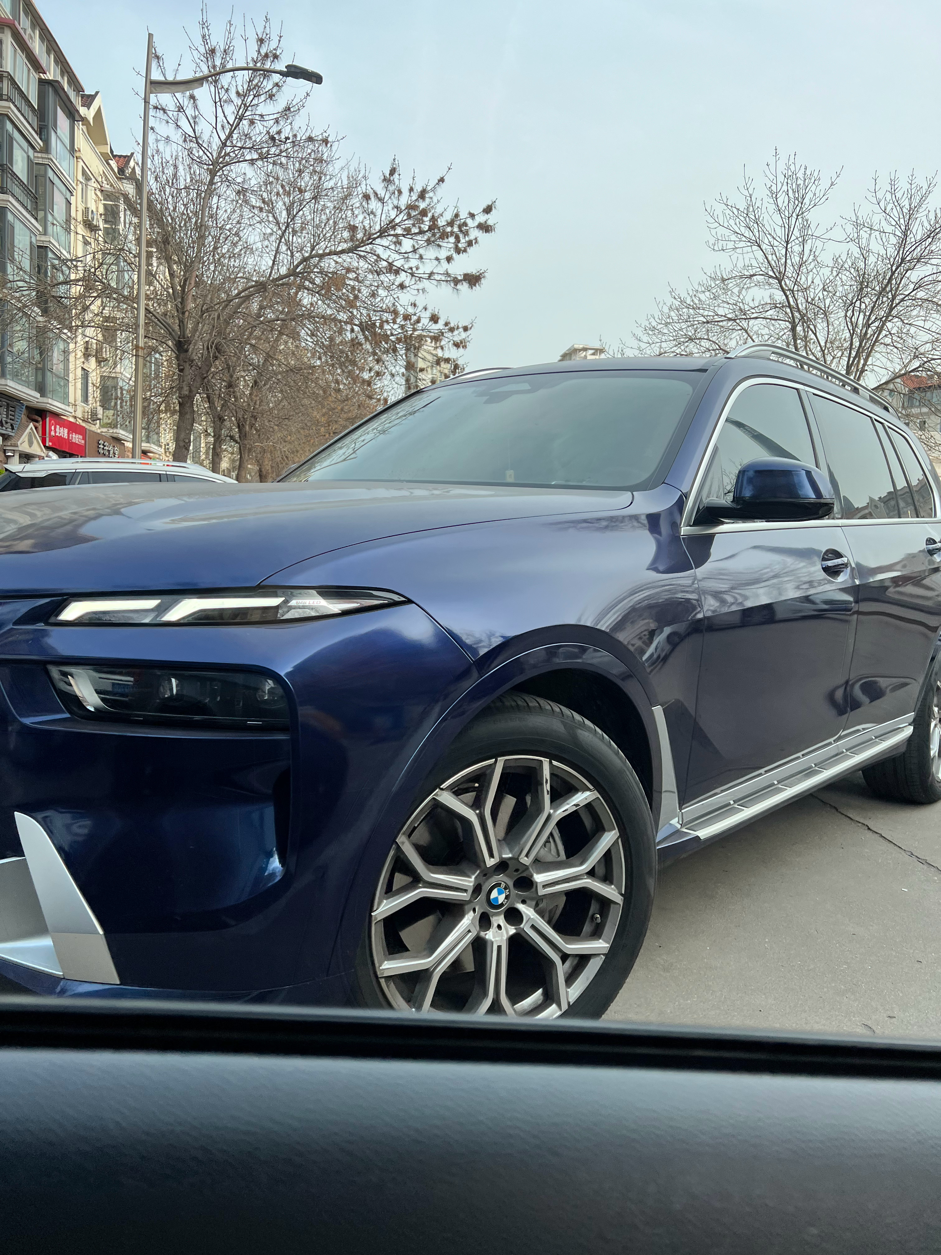 前段时间我偶遇的那个库存X7我说这个车亏三四十可能还说少了？他自己说亏60，这个