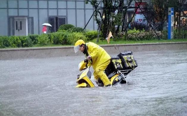 提个倡议:
北京的爷们儿娘们儿，明天暴雨，就尽量别叫外卖了!

晚上锻炼回来，电