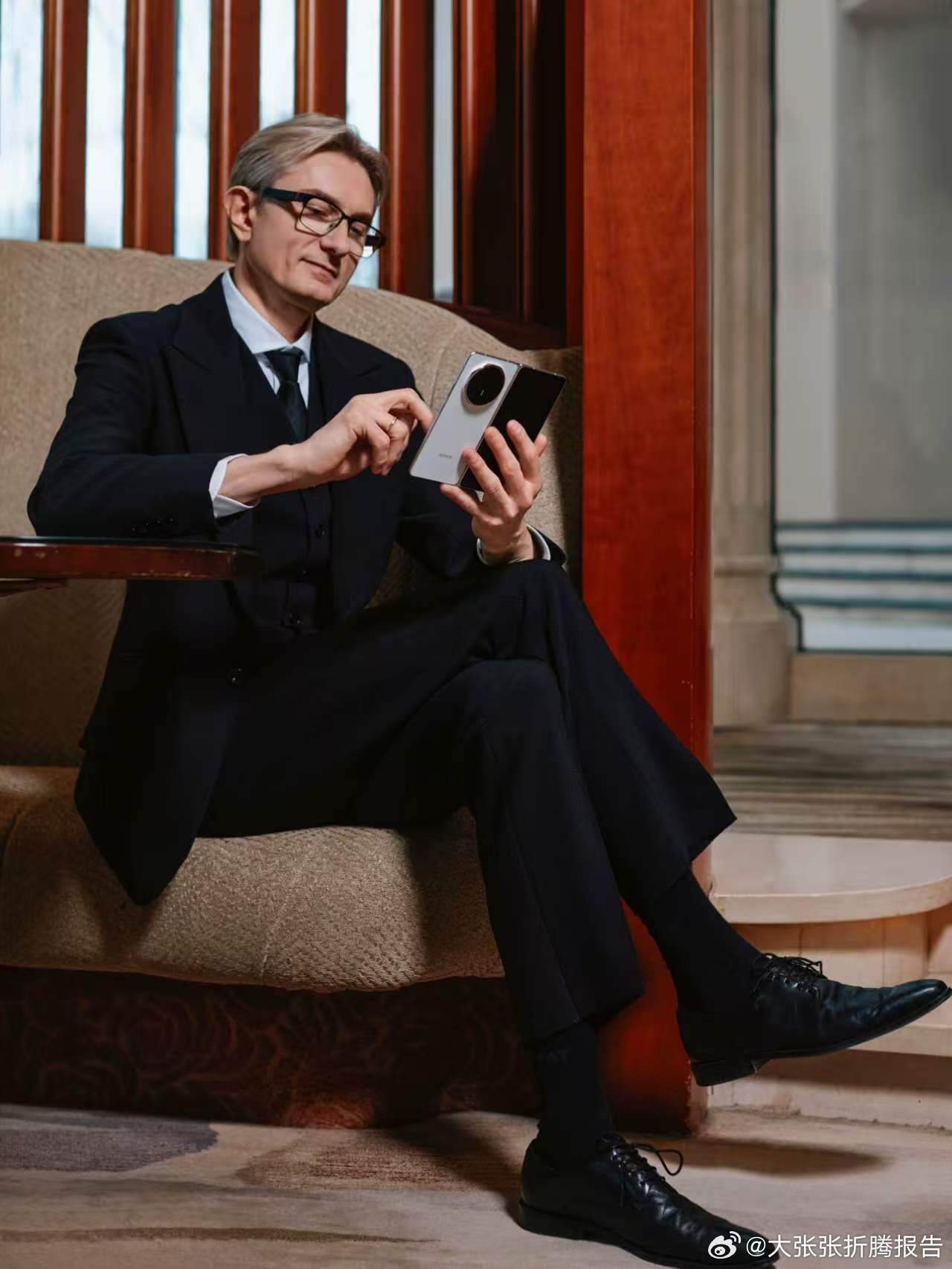 这才叫美图，又被帅了一脸荣耀MagicV6还原法拉利的优雅