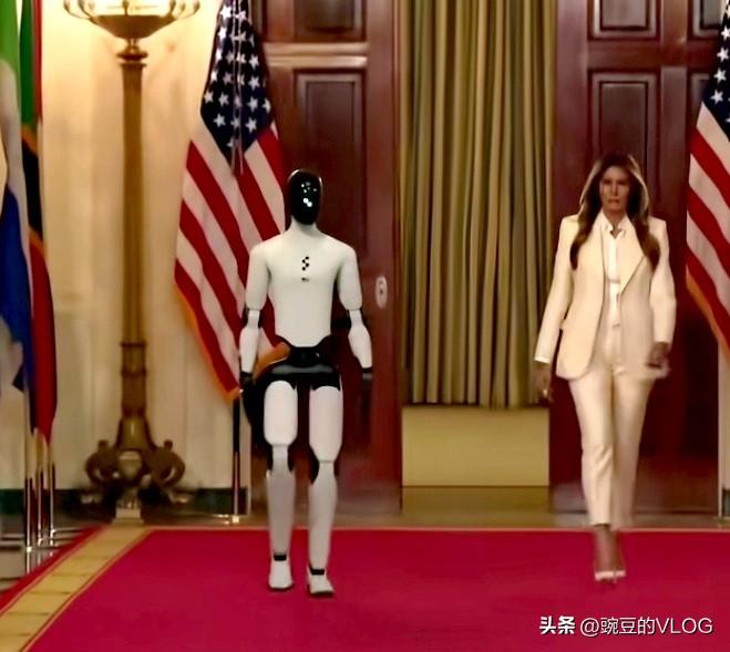 “你们快看呀！我们美国也有”…梅拉尼娅与人形机器人同走红毯…[捂脸]
看样美国人