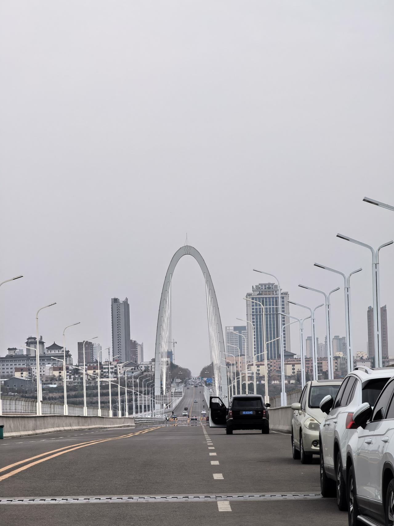 西安终南山乱扔垃圾成了热点，今天上象山时特意留心了一下，韩城市民的素质还是高。石