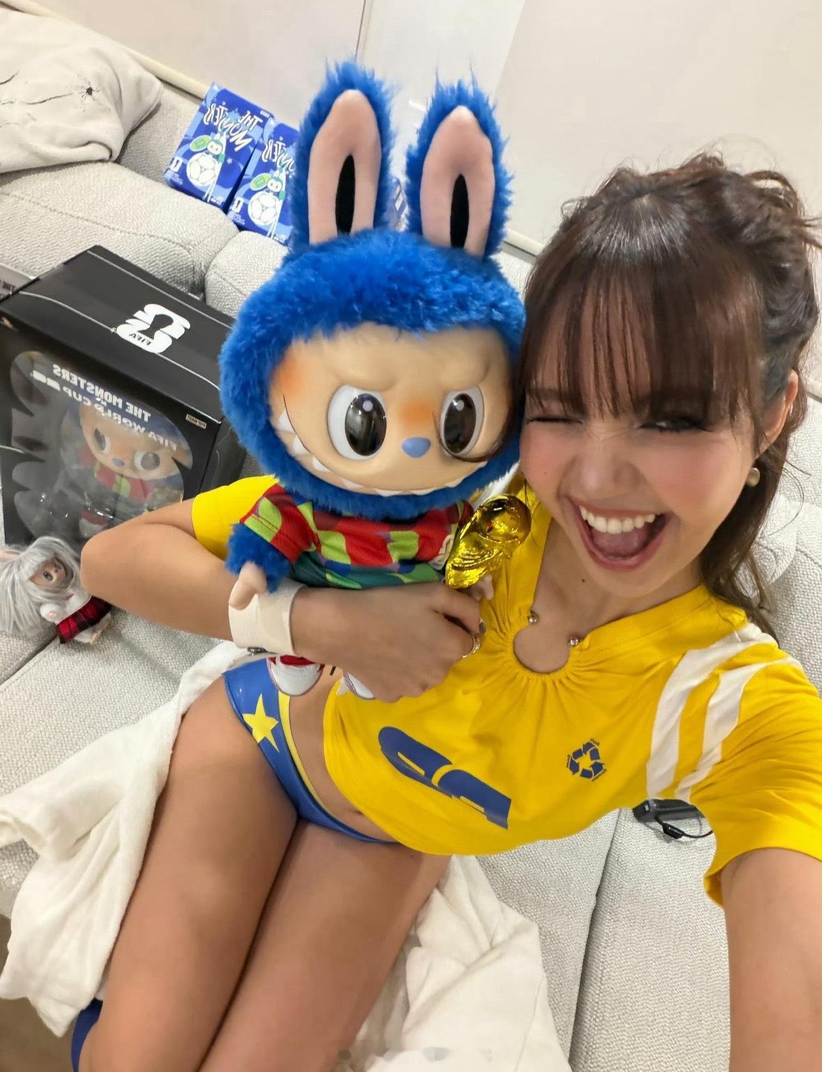 泡泡玛特顶流IP x K-pop女王 Lisa同框太可爱世界杯的氛围总是那么激情