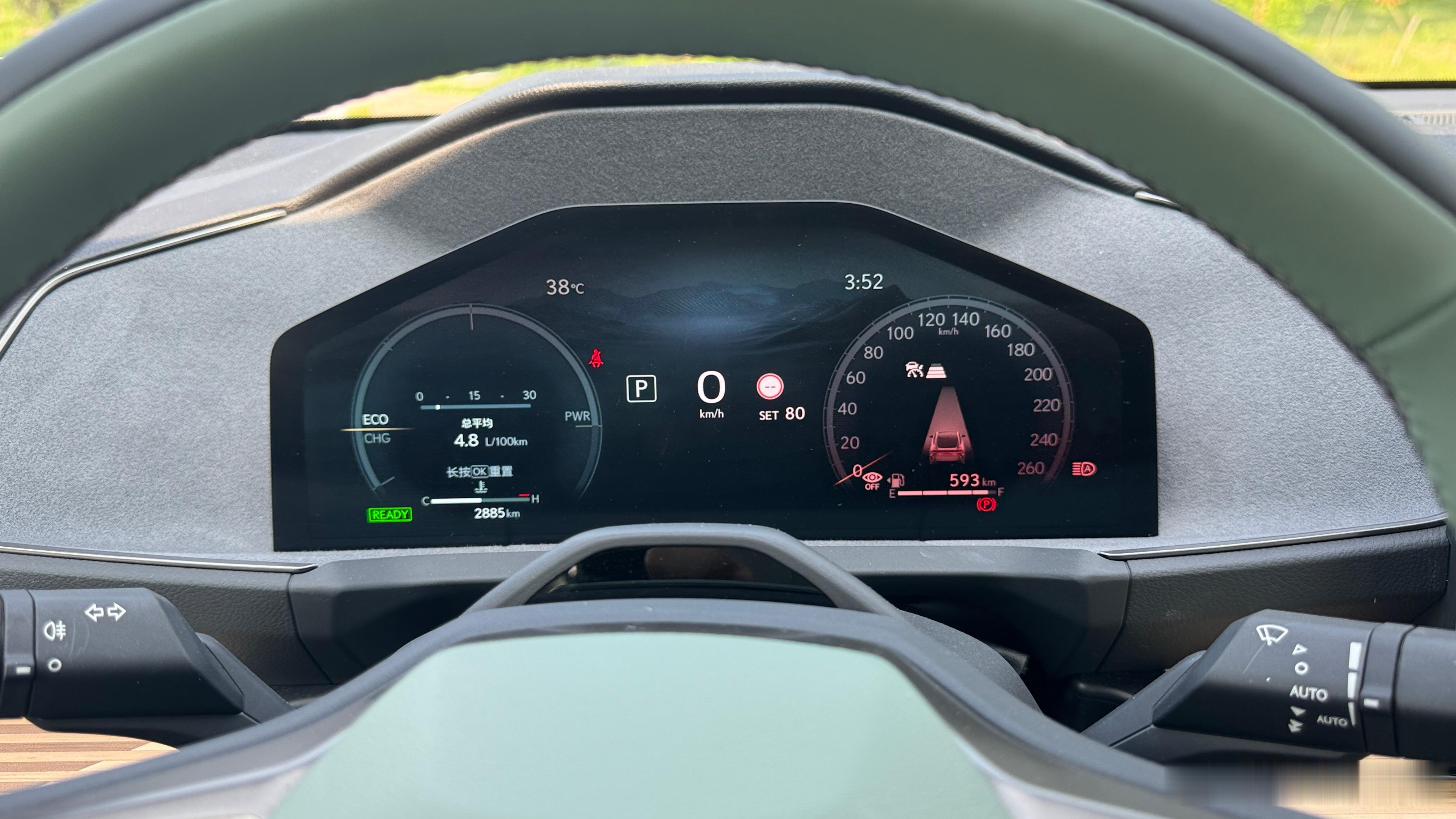 全新一代ES 300h，定位中大型豪华行政轿车，要兼顾商务接待、城市通勤、家庭出