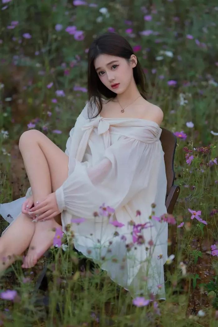 花海中的少女，梦幻白纱裙，温柔自然。温柔白裙少女 白裙少女感 花海少女照 蓝色花