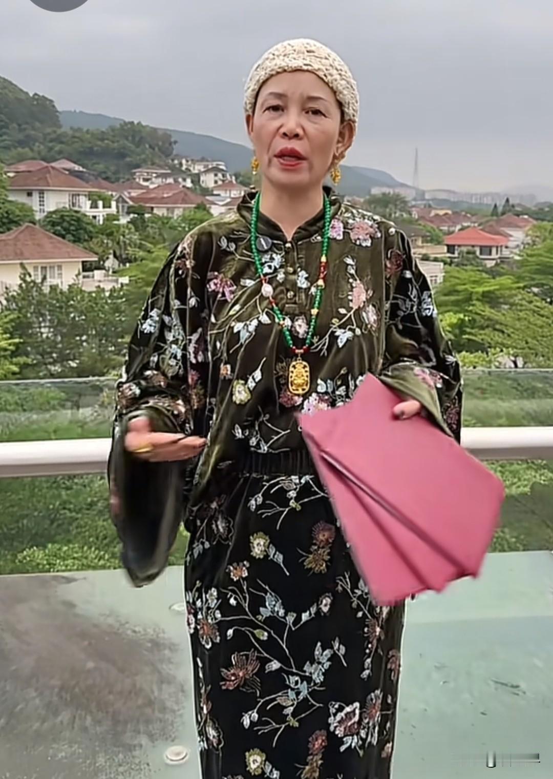 今天刷到一个视频，她说她是香港富婆，钱多得用不完，别墅好几栋
缺钱的找她，需要帮