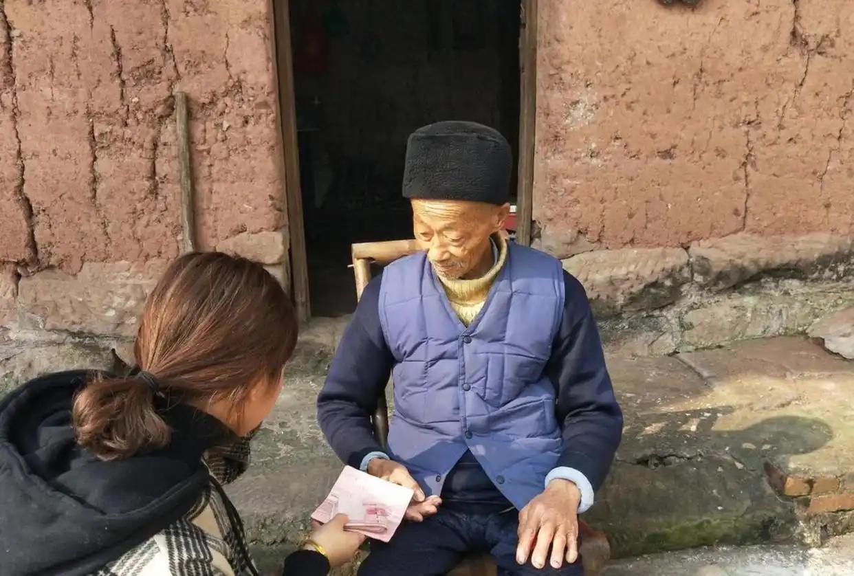 泪崩了！吉林，一位爷爷走了，直到“头七”那天孙女才偶然发现，爷爷居然在床垫底下给