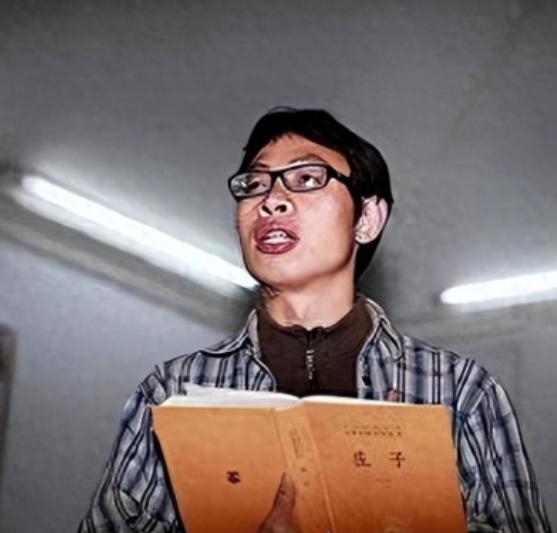 "善恶终有报！"2008 年汶川地震时，范美忠正给学生上课，谁知他丢下学生撒腿就