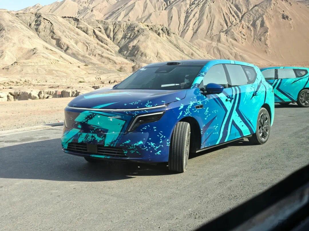 东风日产全面转型的第三台车，是一台标准的大五座 SUV，尺寸看着不算小啊。前脸的
