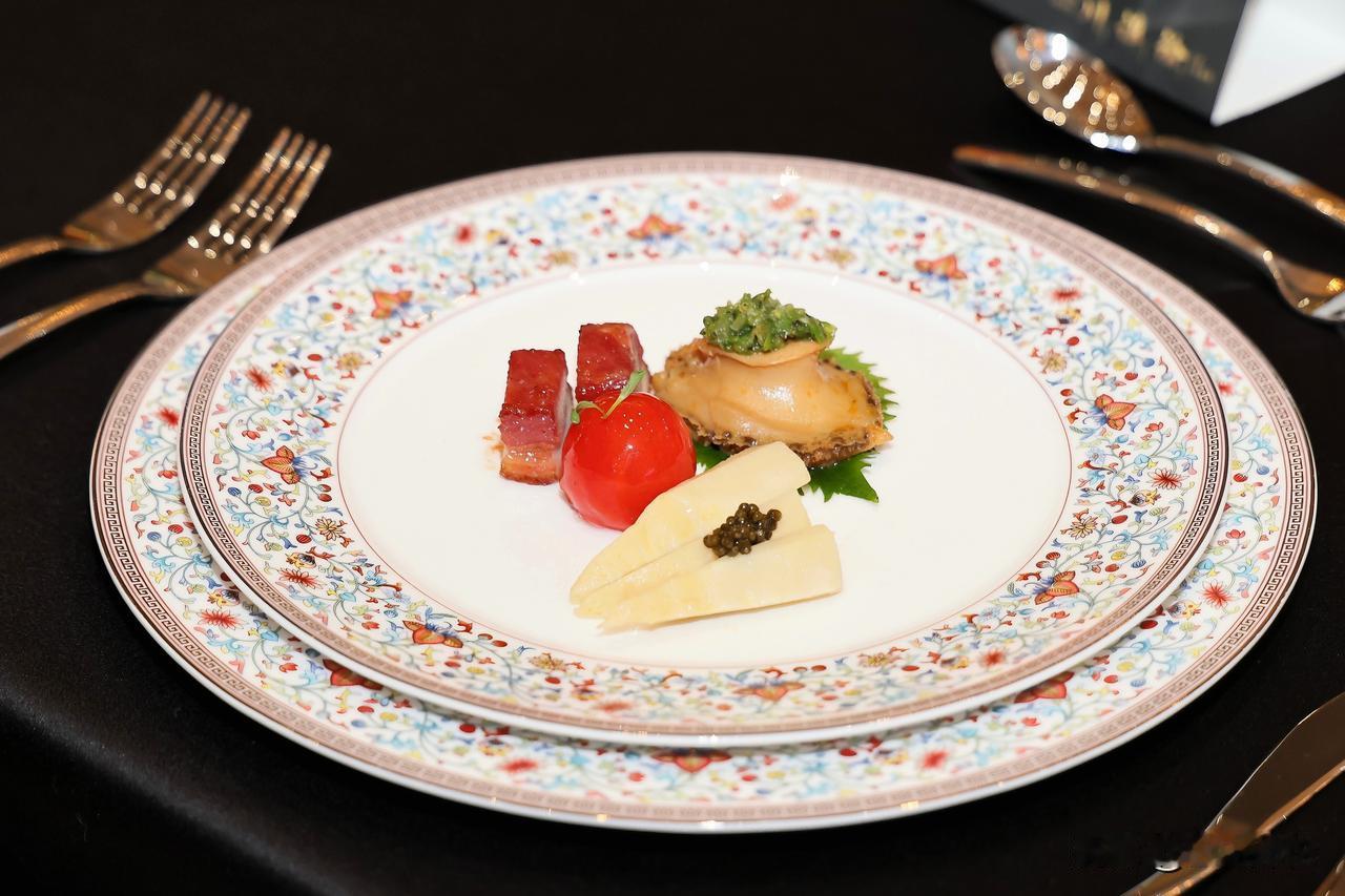 六手联弹晚宴｜金梧桐星级餐厅三城联袂

昆明上演了一场超燃的“三城主厨联弹”晚宴