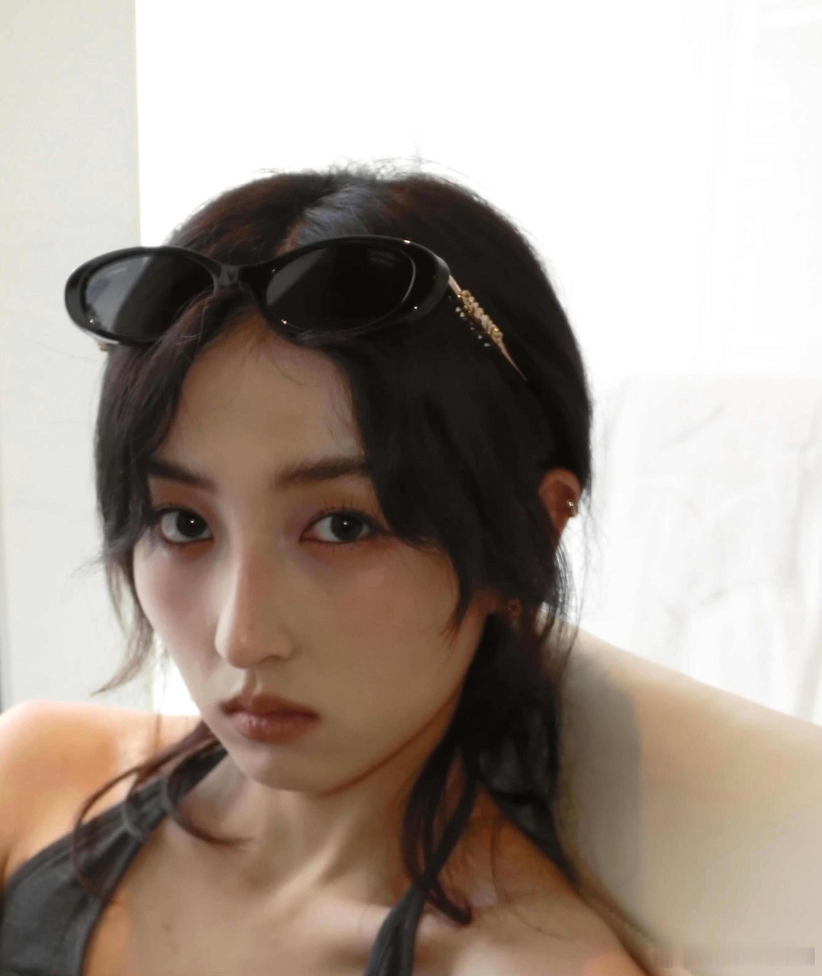 张子枫长发造型是公主吗张子枫长发造型绝了！黑裙波浪卷，安静又高贵，像童话里走出来