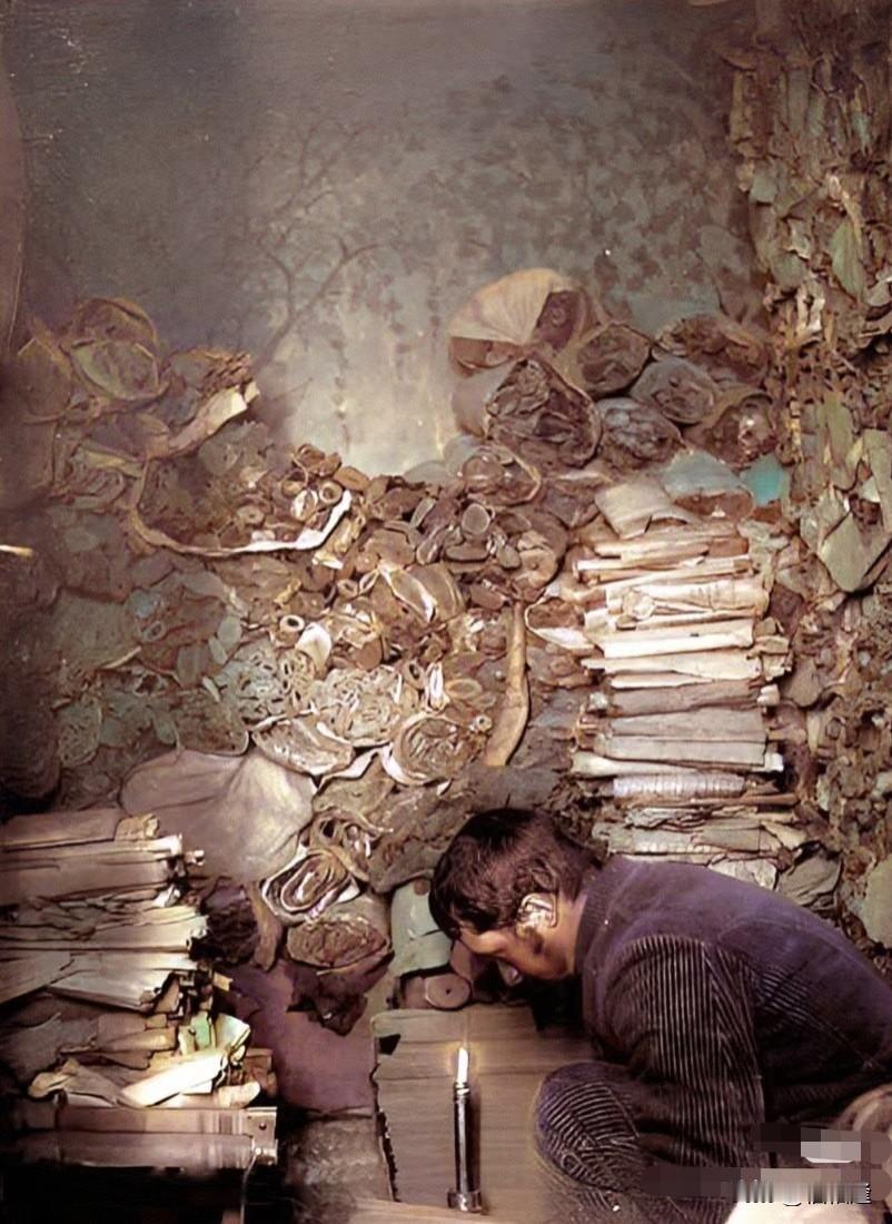 1908年，法国人保罗贪婪地蹲在地上，正在盗取敦煌的宝藏。他点燃蜡烛，在藏经阁里