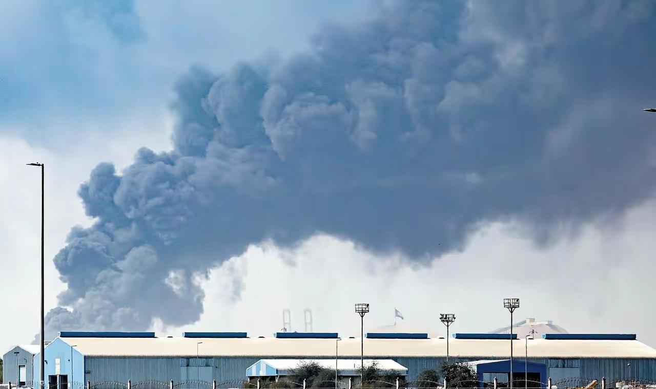 突发！全球能源心脏被炸！卡塔尔LNG设施遇袭，欧洲彻底慌了！
​​中东战火越烧越