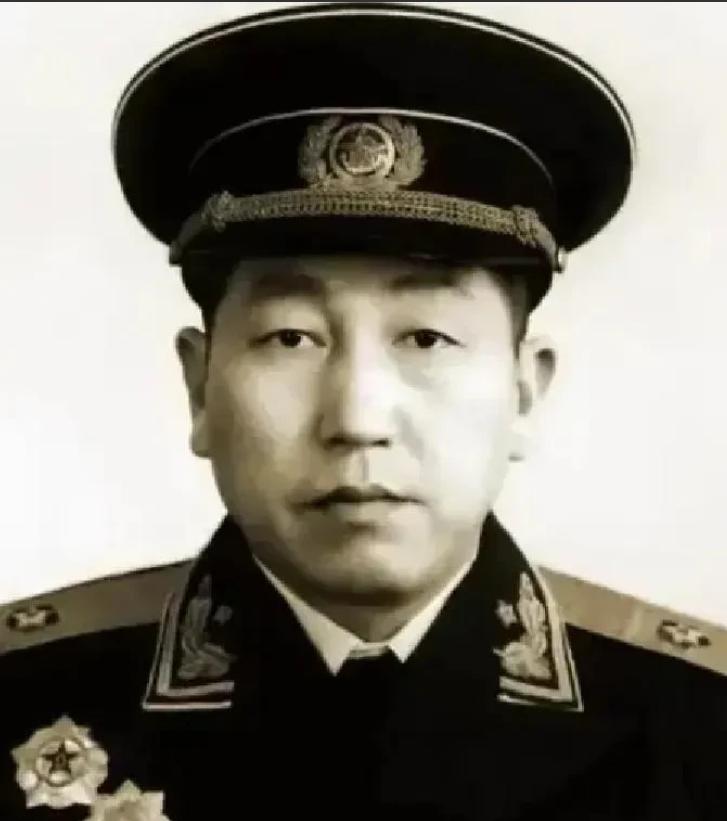 1947年，部队路过湖北黄安，副司令郑国仲请了半天假，绕到老家村子敲开自家门。1