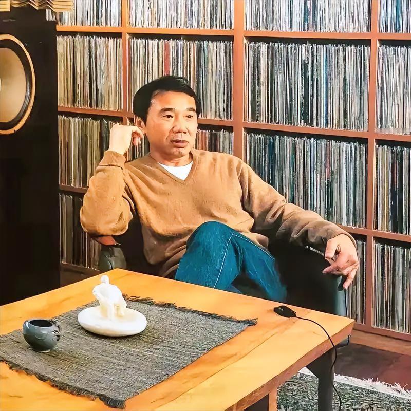 村上春树说：
“你要记得那些黑暗中默默抱紧你的人、逗你笑的人、陪你聊天的人、坐车