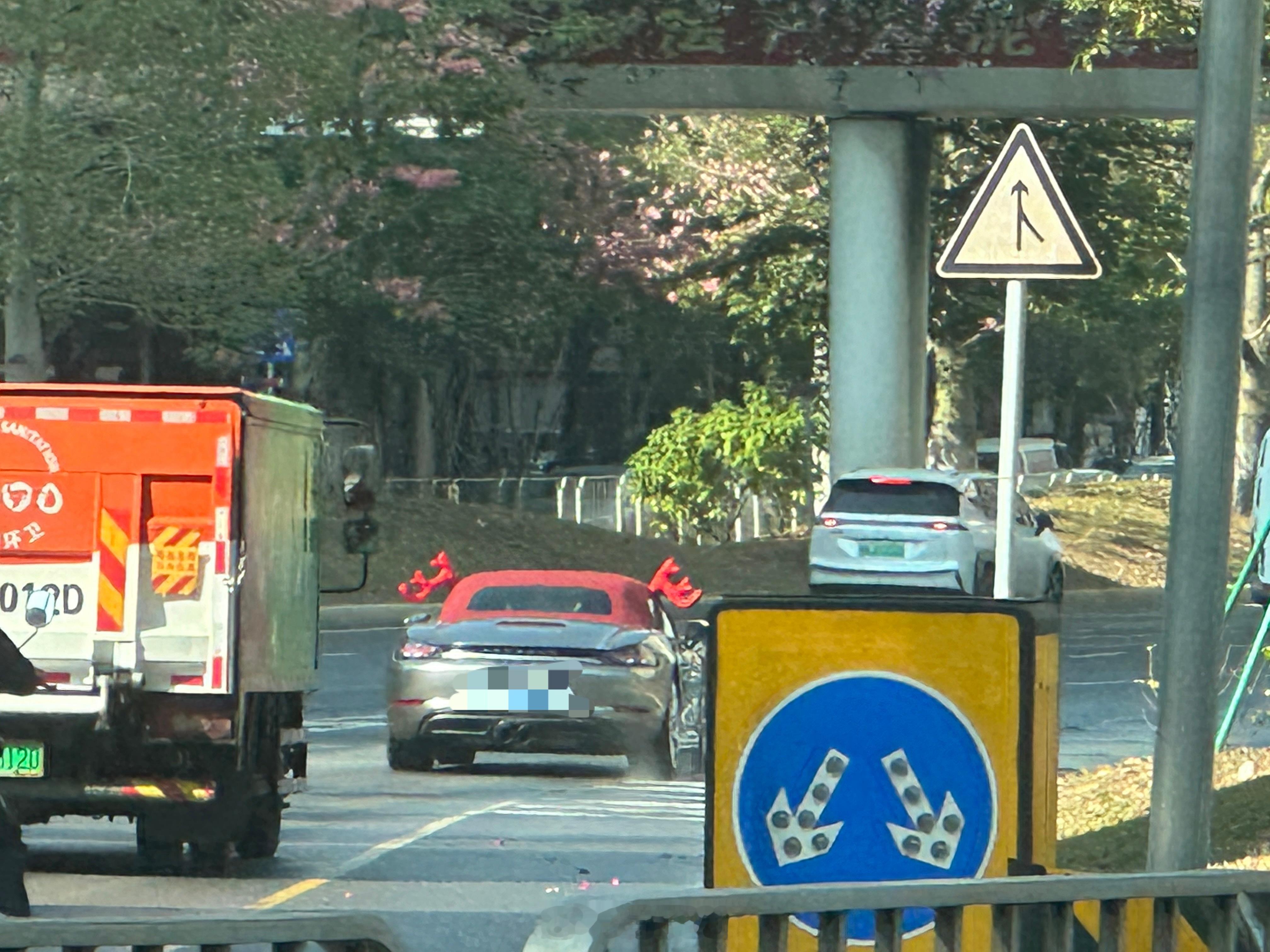 哪里来的718 boxster小鹿角显眼包？这样开过去吸引别人关注，影响驾驶安全