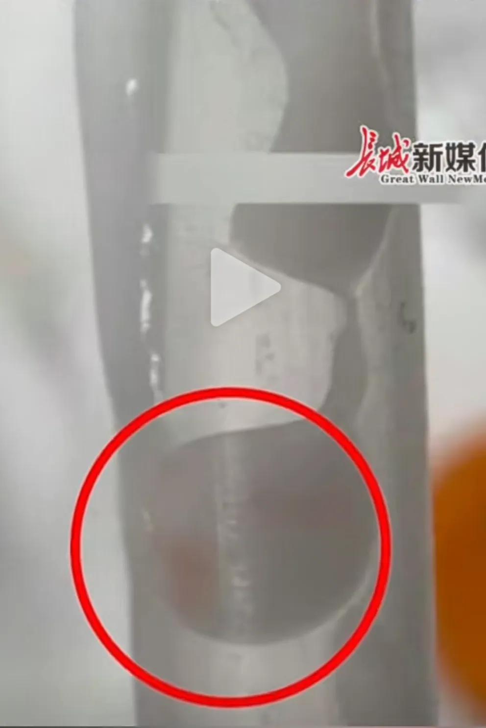 近日，光明莫斯利安酸奶中疑现鲜血，孕妇就医后被告知4周后抽血化验，光明乳业：经自