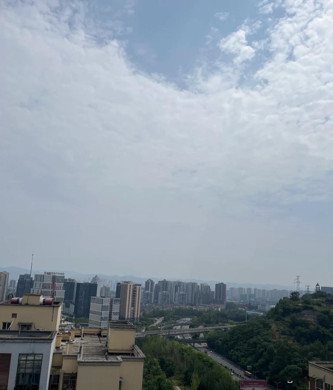 社区王大妈退休后，每月领2780元退休金，还存下50多万元。她这笔钱一直悄悄放着