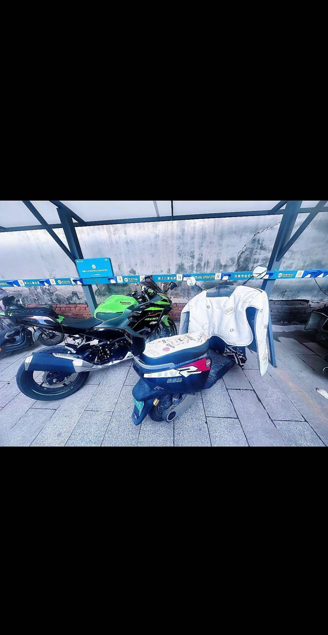 看见这个摩托车就忍不住合影了一下。有知道为啥的不？DDDD🤣🤣🤣（虽说不是