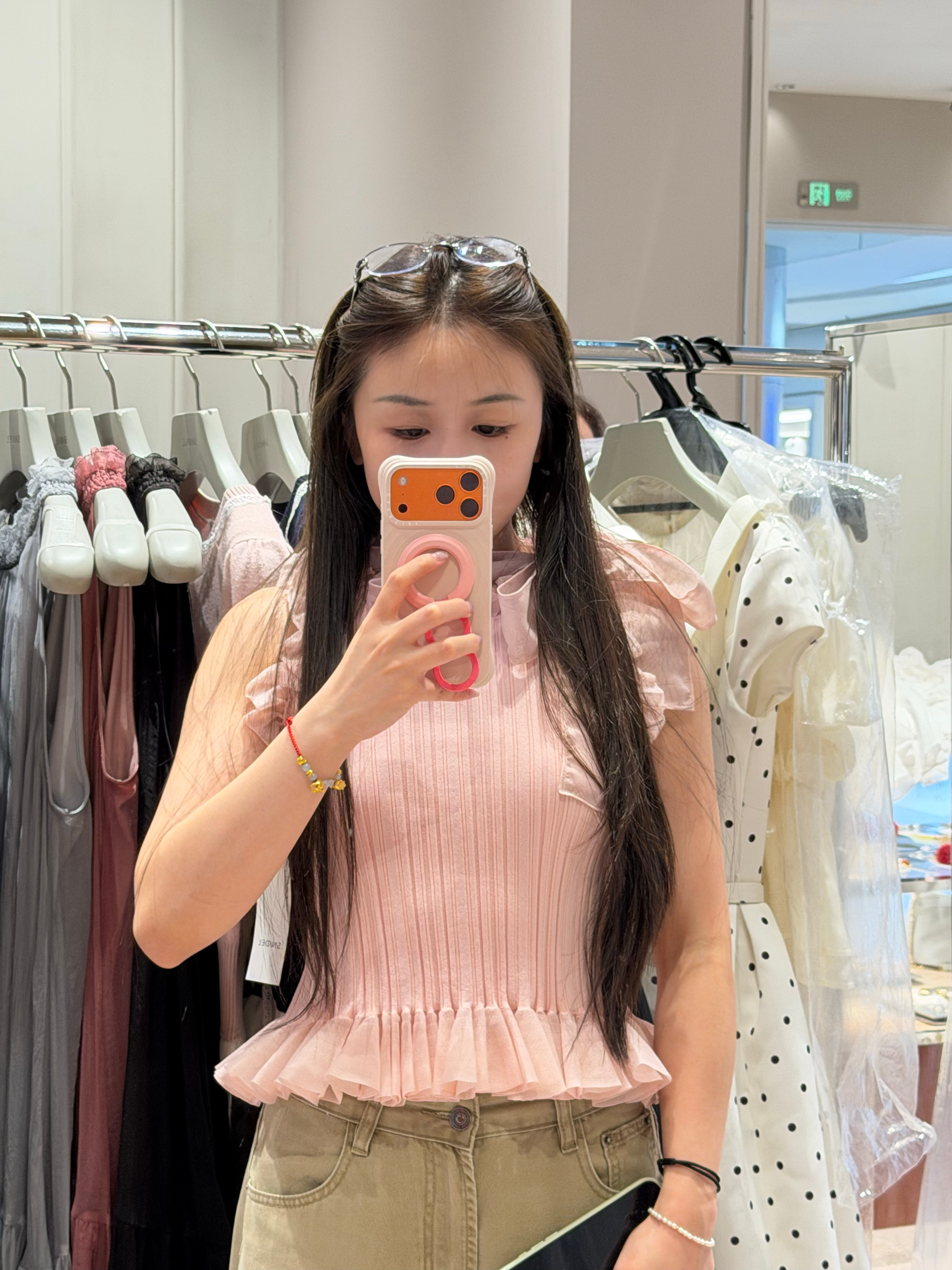 又买了一件比较女人的衣服激励自己把胖的几斤减下去然后穿个聚拢内衣 蹬个小高跟会很