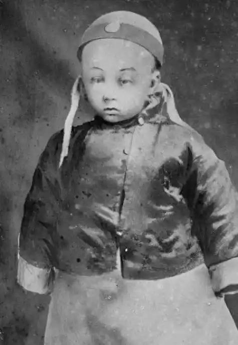 溥仪从小有个"坏习惯"，奶娘羞于启齿，宫女太监也不得不回避。

提起末代皇帝溥仪