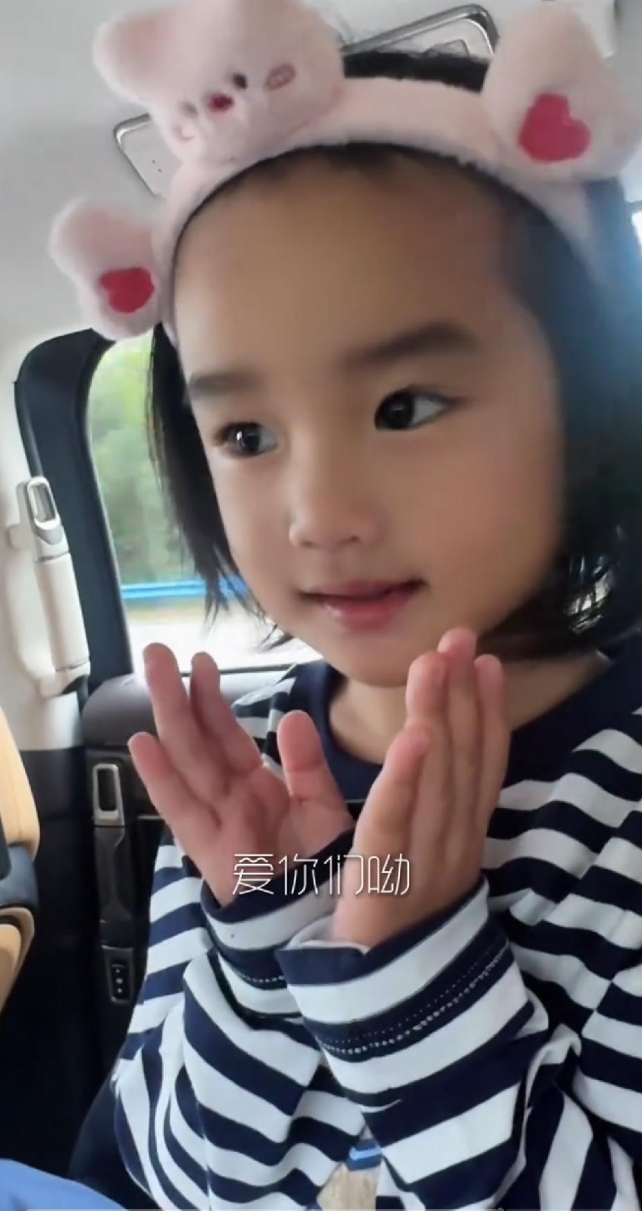 李亚鹏和海哈金喜的女儿夏夏，这小孩太会长了，侧脸像爸爸，整体像妈妈，很漂亮的小女