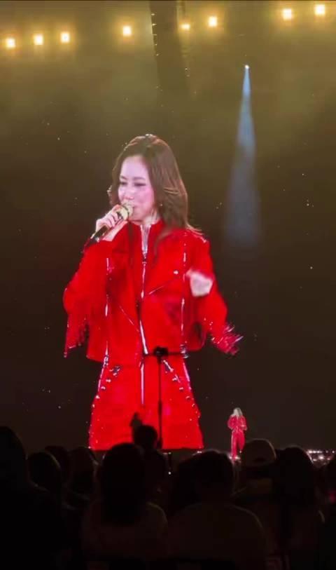 我要给邓紫棋的闽南语打一百分💯！邓紫棋台北站也太会整活了，第一天还在乖乖用闽南