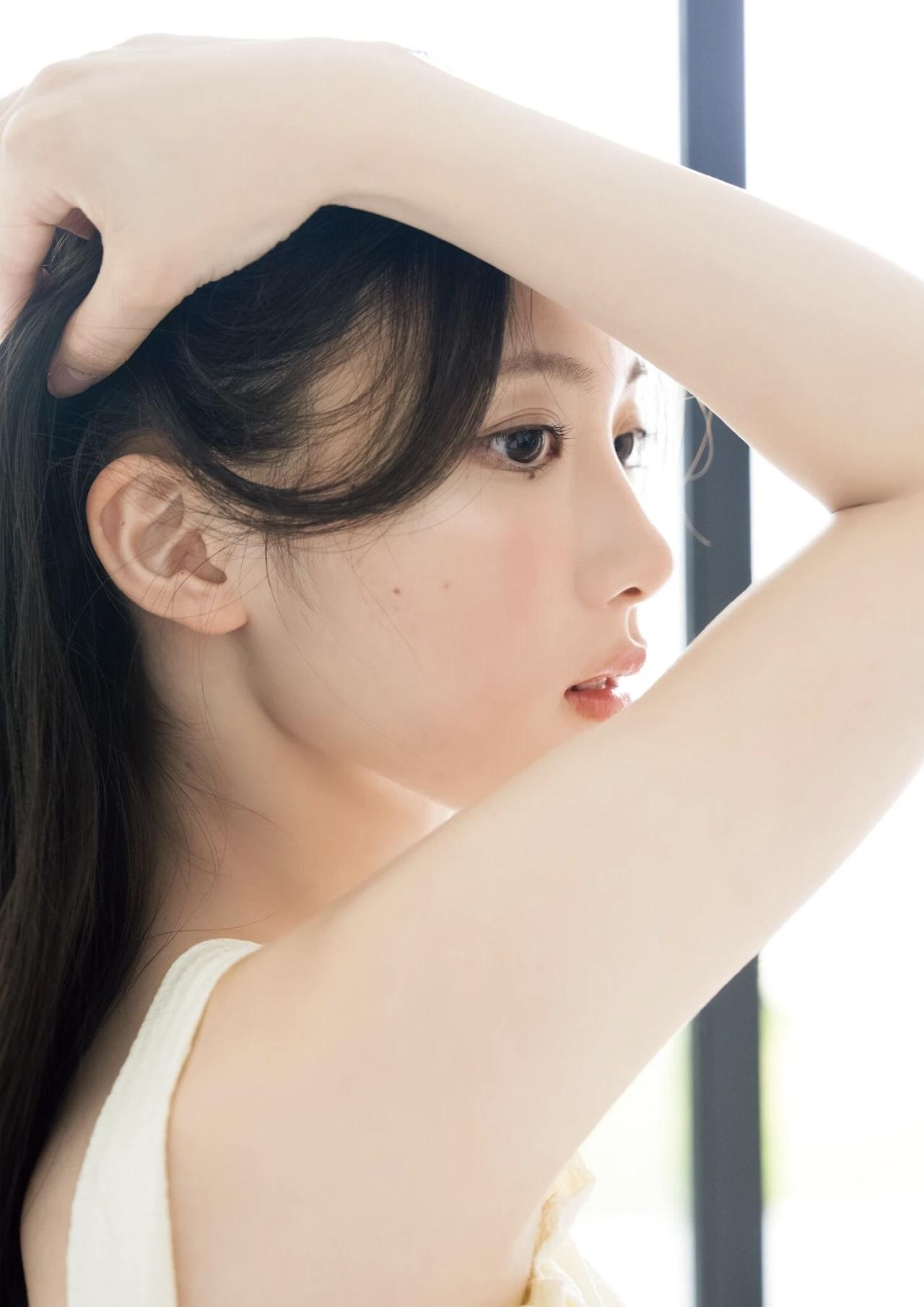 少女凝视窗外，思绪万千，清纯可爱的女子夜景气质少女 少女的唯美写真 少女背影感 